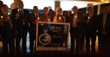 صور.. بـ"الشموع".. محافظ أسيوط يشارك فى "ساعة الأرض" وإطفاء الأنوار