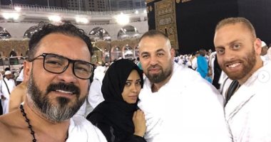 صور.. محمد رجب يؤدى مناسك العمرة.. ومتابعوه: تقبل الله