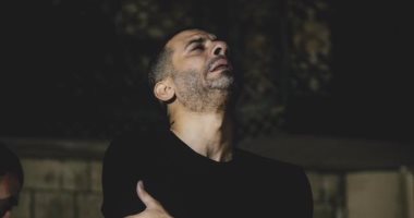 صور.. محمد فراج يواصل إجراء بروفات "الملك لير" استعدادا لعرضها 