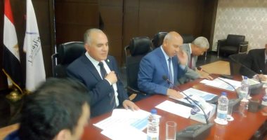 صور.. اجتماع بين وزيرى الرى والنقل ومحافظ أسوان لمناقشة إنشاء محور مرورى على النيل
