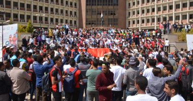 مسيرة طلابية بجامعة أسيوط تدعو للسلام فى أسبوع الشعوب.. صور