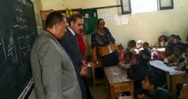 فيديو وصور .. محافظ أسيوط يتفقد مرسى العبارات النهرية ومدرسة جزيزة الواسطى الإبتدائية بالفتح