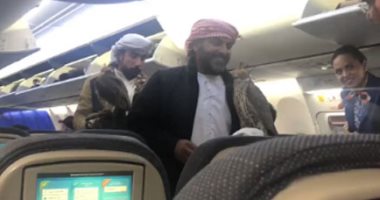 فيديو لرجلين يحملان صقور داخل مقصورة طائرة يحصل على 1.95 مليون مشاهدة