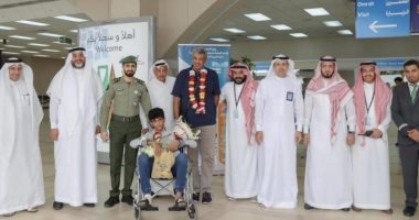 استقبلوه بالورود..سعودى مصاب فى هجوم المسجدين بنيوزيلندا يعود لوطنه (صور)