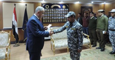 صور.. مدير أمن الفيوم يكرم الضباط والمجندين المتميزين