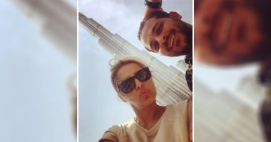 أول صورة لمحمد رشاد ومى حلمى فى شهر العسل.. سيلفى مع برج خليفة