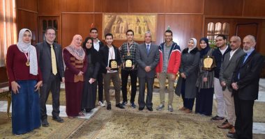 رئيس جامعة المنوفية يكرم الطلاب المتميزين فى الملتقيات الطلابية