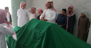 معلم سعودى يشرح للتلاميذ كيفية الغسل والتكفين داخل مغسلة موتى بالطائف.. صور