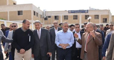 صور.. محافظ الإسماعيلية ومدير الأمن يتابعان السيطرة على حريق مستشفى الجامعة
