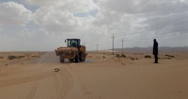 صور.. إزالة الرمال المتحركة من طرق مدينة الحسنة بوسط سيناء
