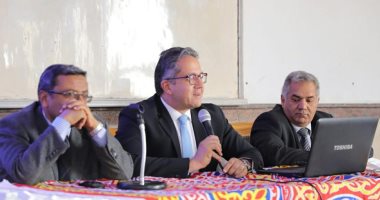 صور.. خالد العنانى يلتقى طلاب كلية الآداب بجامعة عين شمس