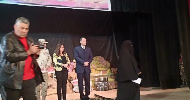 محافظ دمياط ومدير جمعية المحاربين القدماء يكرمون أسر الشهداء 