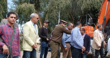 محافظ قنا يقود حملة لإزالة تعديات الباعة الجائلين بمنطقة مجمع المواقف