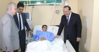 رئيس جامعة طنطا يطمئن على طفل اخترق جسده سيخ حديدى.. ويكرم فريق الأطباء