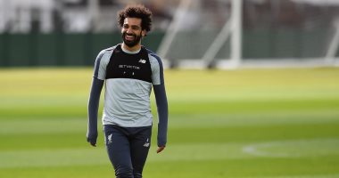 شاهد.. محمد صلاح يوقع على الكاميرا فى ودية غينيا