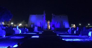 شاهد .. إضاءة معبد الأقصر والكباش باللون الأزرق  فى اليوم العالمى للتوحد