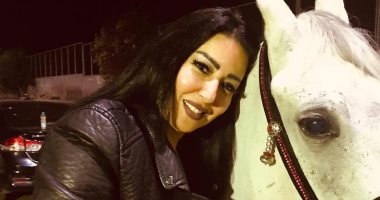"بوسة" علي الخد تجمع سمية الخشاب و"فريال".. تعرف علي التفاصيل  