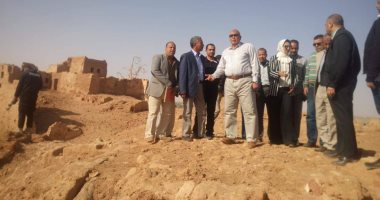 صور.. محافظ الوادى الجديد يوجه بسرعة تعويض أهالى "موط القديمة" بأراض بديلة