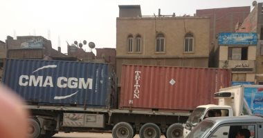 صور.. زحام مرورى بسبب تعطل سيارة نقل محملة بـ30 طن رخام بمحور اﻷوتوستراد