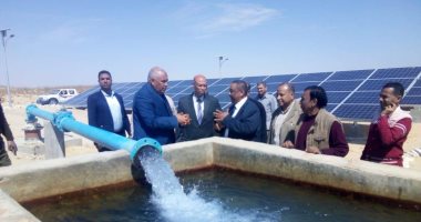 محافظ الوادى الجديد يفتتح أبارًا تعمل بالطاقة الشمسية فى الفرافرة بـ10.2 مليون جنيه