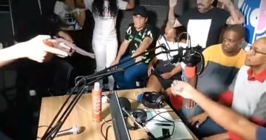 سرقوا الموبايلات.. سطو مسلح داخل إذاعة برازيلية على الهواء.. فيديو