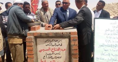 محافظ الوادى الجديد يضع حجر أساس مشروع صرف ومحطة مياه بالفرافرة بـ20 مليون جنيه