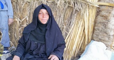 صور.. "عطيات" 25 سنة خدمة بالحقول.. وتحلم بعلاج عينيها ومعاش
