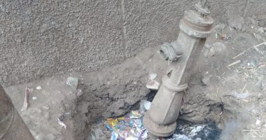 شكوى من ماسورة مياه متهالكة بجوار عامود إنارة بقرية عرب الرمل بالمنوفية