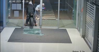 حرامية في كي جي..سطو على متجر مجوهرات بأستراليا ينتهى بسقوط المسروقات..فيديو
