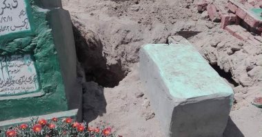 الإفتاء توضح حكم وضع لافتة باسم المتوفى على القبر.. فيديو