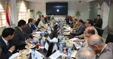 وزيرة البيئة تبحث مشكلات التلوث ببحيرة قارون مع لجنة "إعادة التوازن"