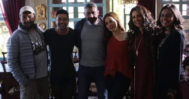 شاهد ياسر جلال مع أبطال "لمس أكتاف" داخل اللوكيشن