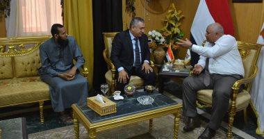 محافظ الوادى الجديد يلتقى بممثل إحدى شركات الاستثمار الزراعى الأردنى
