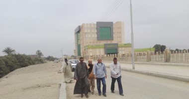 صور.. رئيس مدينة إسنا بتفقد تجهيز مستشفى إسنا الجديدة والطريق المؤدى إليها