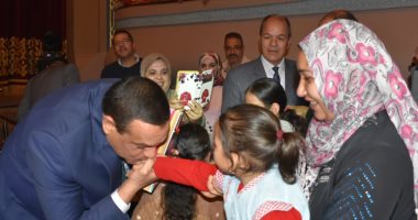 صور  ..محافظ البحيرة يكرم 500 طفل يتيم بدار أوبرا دمنهور