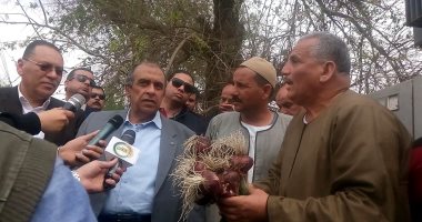 صور.. وزير الزراعة يتفقد الحقول ويطئمن من الفلاحين على المحاصيل