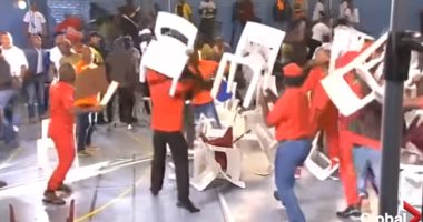 "خناقة كراسى".. مشاجرة فى اجتماع الأحزاب بجنوب أفريقيا.. فيديو وصور