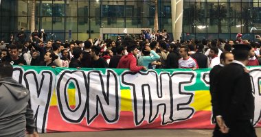 صور.. توافد مشجعو الزمالك على مطار القاهرة لاستقبال بعثة اليد