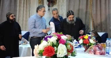 آباء الدير الأحمر يهدون وزير الآثار ومحافظ سوهاج المصحف الشريف