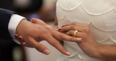 ممكن تحس بالملل بس هتلاقى إللى يشاركك أحلامك ..اعرف مميزات الزواج 