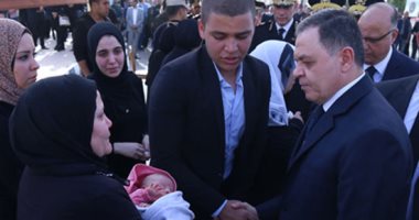 صور.."ليلى" أصغر مودعى جنازة شهيد النزهة.. استشهد والدها قبل "سبوعها"