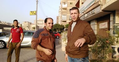 قصة بطولة "أحمد ووليد"..نقلا مصابى حادث النزهة بسيارة أحدهما ولم ينتظرا الإسعاف.. سقيا أحد المصابين الماء وربطا جراح آخر بملابسهما.. وسكان المنطقة يشيدون بأخلاق الشهيد ماجد عبد الرازق معاون مباحث النزهة 