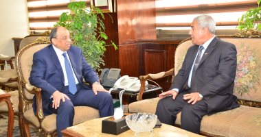 وزير التنمية المحلية يبحث مع محافظى جنوب سيناء وأسوان المشروعات الاستثمارية
