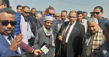 صور .. وزير الزراعة يتفقد حقول الأقماح والفول وبنجر السكر فى أسيوط 