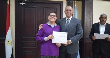 محافظ البحر الأحمر يكرم الطلاب الأيتام المتفوقين ويمنحهم شهادات تقدير