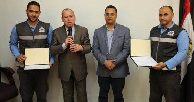 محافظ كفر الشيخ يكرم مسعفا وسائقا لتسليمهما 23 ألف جنيه
