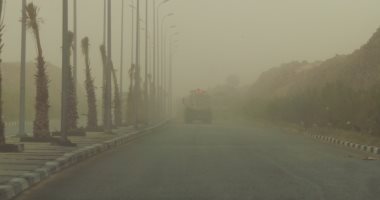 اغلاق الطرق الصحراوية بأسوان بسبب عاصفة ترابية مفاجئة.. صور