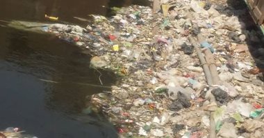 صور.. رمى مخلفات البناء والقمامة بمصرف مياه فى عزبة العسيلى بالجيزة