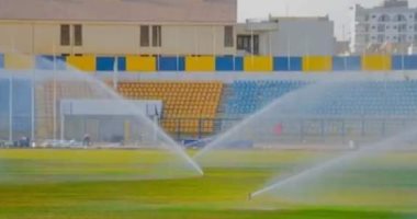 بعد تغيير شبكة الرى.. رش ملعب الإسماعيلية بالطرق الحديثة.. صور