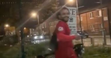 لوفرين "بيقلش" على أبو صلاح.. "مو" ماشى فى الشارع بالدراجة.. "فيديو"
